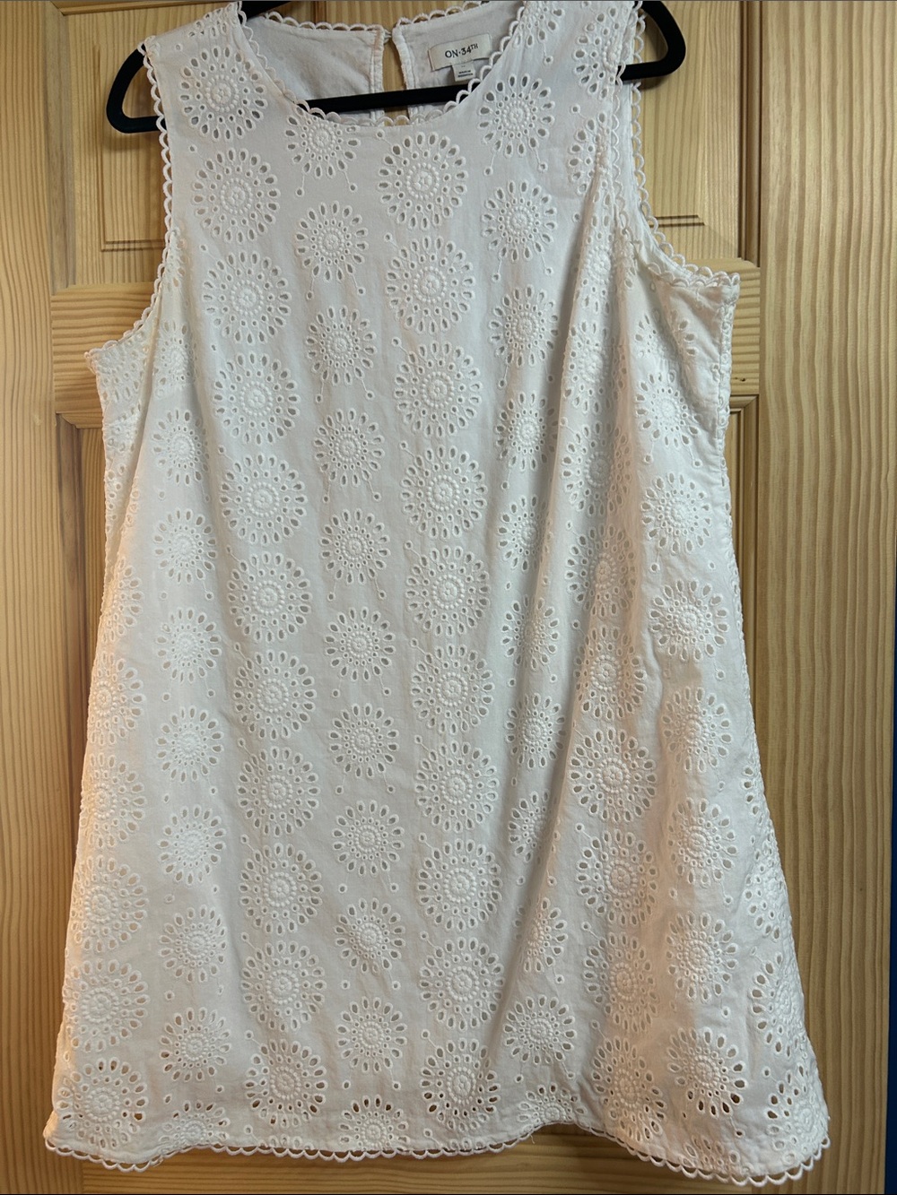 Women’s XL White Eyelet Sleeveless Tank Top